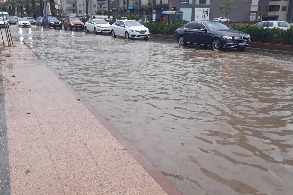 13 il i&ccedil;in sarı uyarı: Kuvvetli yağış ve fırtınaya dikkat