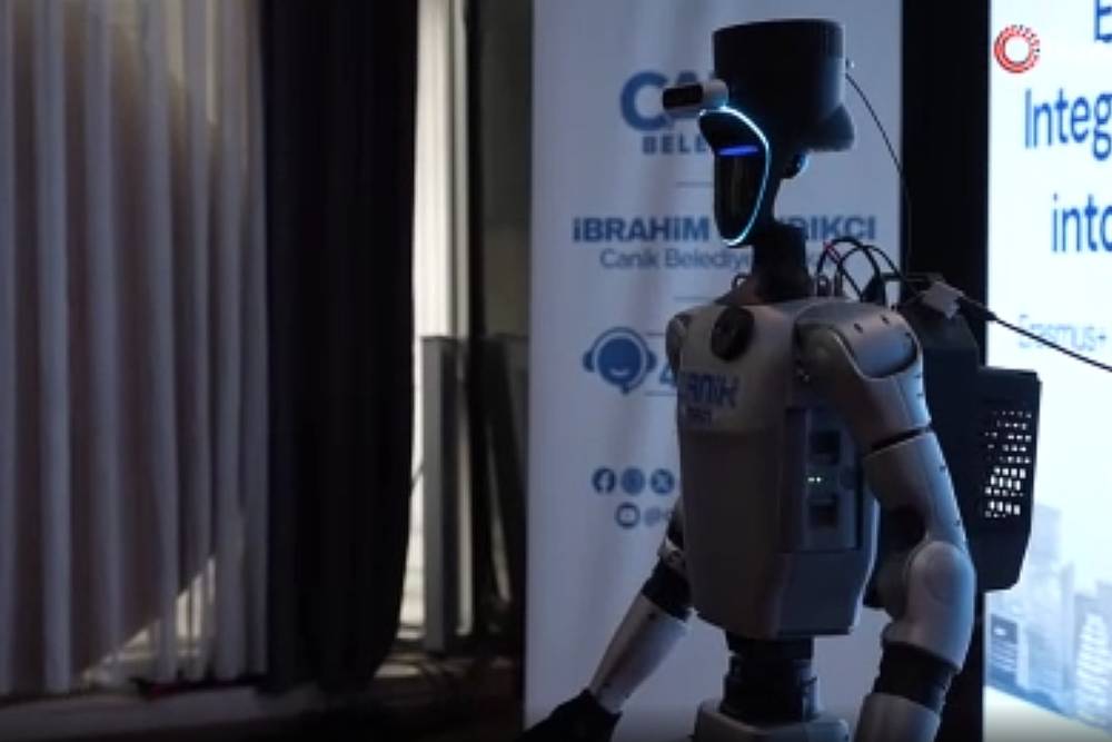 T&uuml;rkiye&rsquo;nin ilk n&uuml;fusa kayıtlı insansı robotu CANİKMAN meclis toplantısında