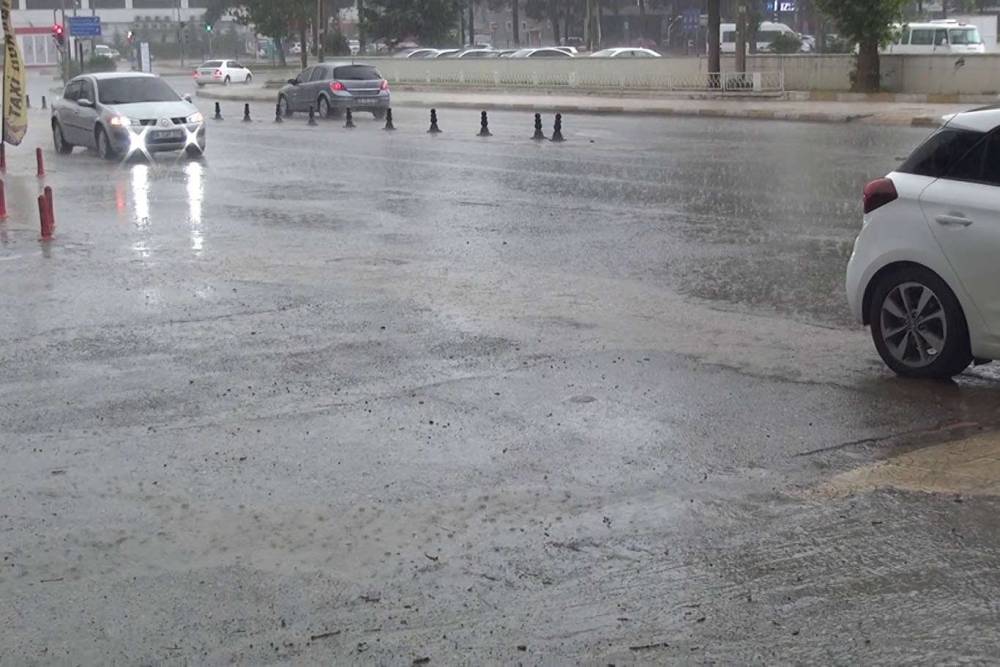 Meteoroloji'den sağanak uyarısı: &Ccedil;ok sayıda ilde g&ouml;k g&uuml;r&uuml;lt&uuml;l&uuml; yağış bekleniyor