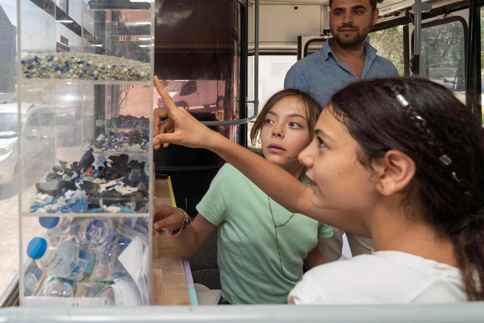 Dobidob İzmir yollarında &ccedil;ocuklar doğa n&ouml;betinde
