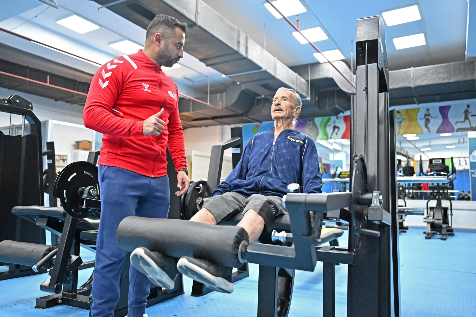 12 torunlu &ldquo;S&uuml;per Dede&rdquo; spor tutkusuyla gen&ccedil;lere taş &ccedil;ıkartıyor