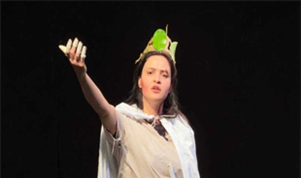 &Uuml;niversiteliler tiyatroda buluştu