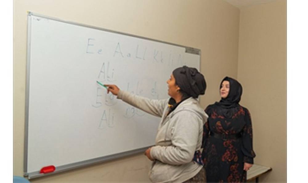 &ldquo;Emojilerle konuşuyorduk, şimdi okuma yazma &ouml;ğreniyoruz"