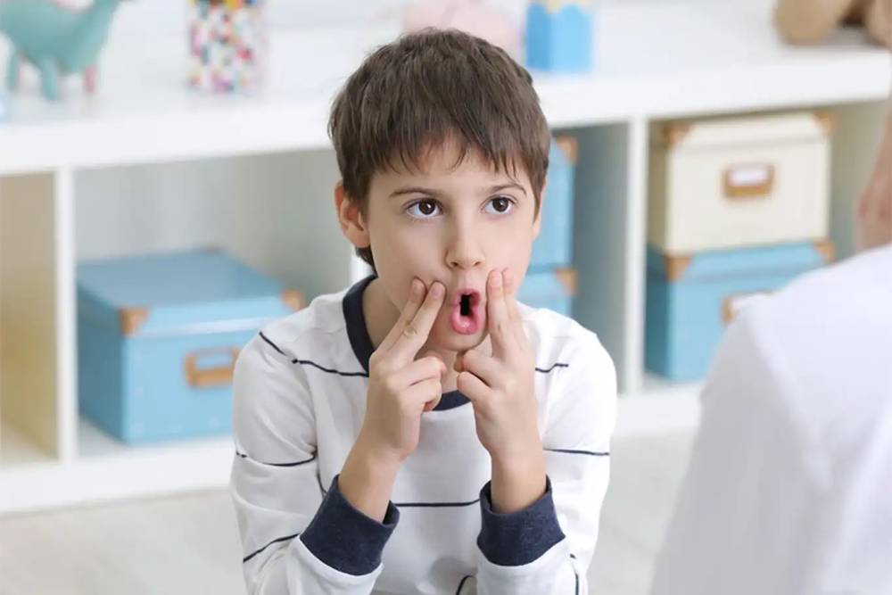 Uzmanlardan &ouml;nemli uyarılar: &Ccedil;ocuklarda konuşma gecikmesine dikkat