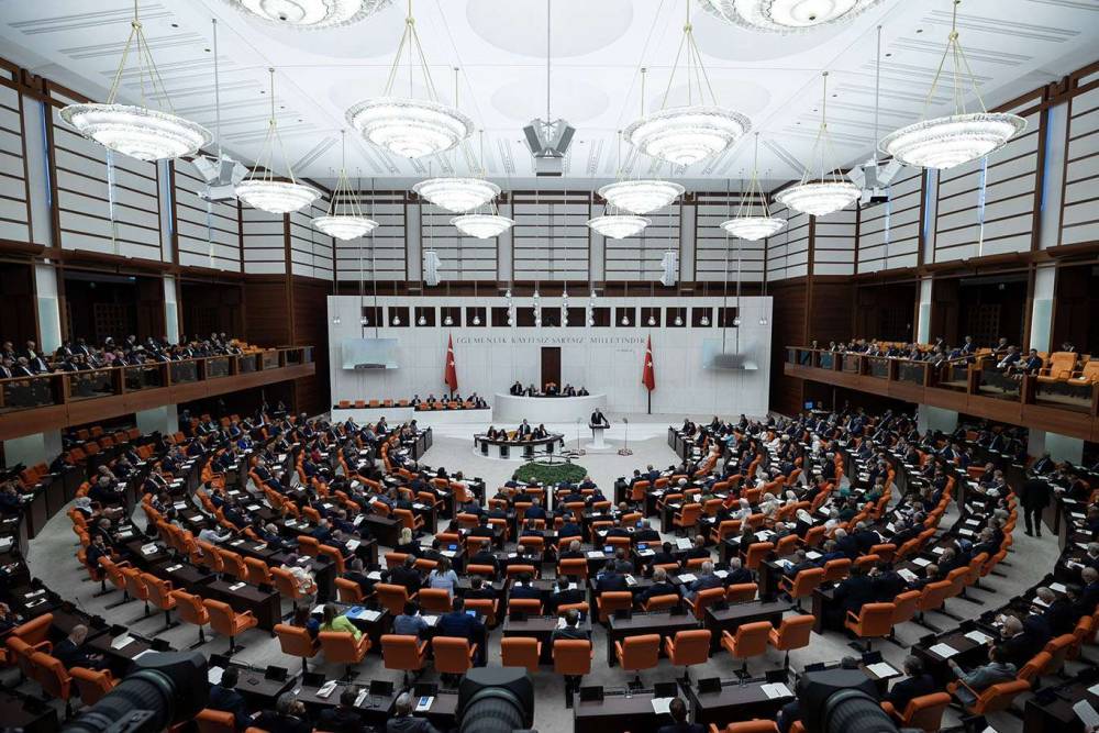 Sosyal medya ve doğum iznine ilişkin d&uuml;zenlemeler kanunlaştı