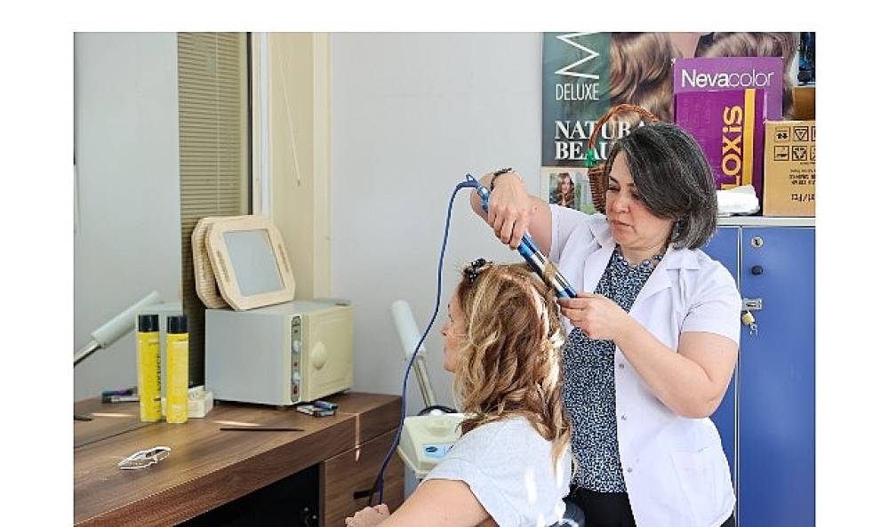 Buca Belediyesi'nin kursları kadınlara kariyer kapılarını açıyor