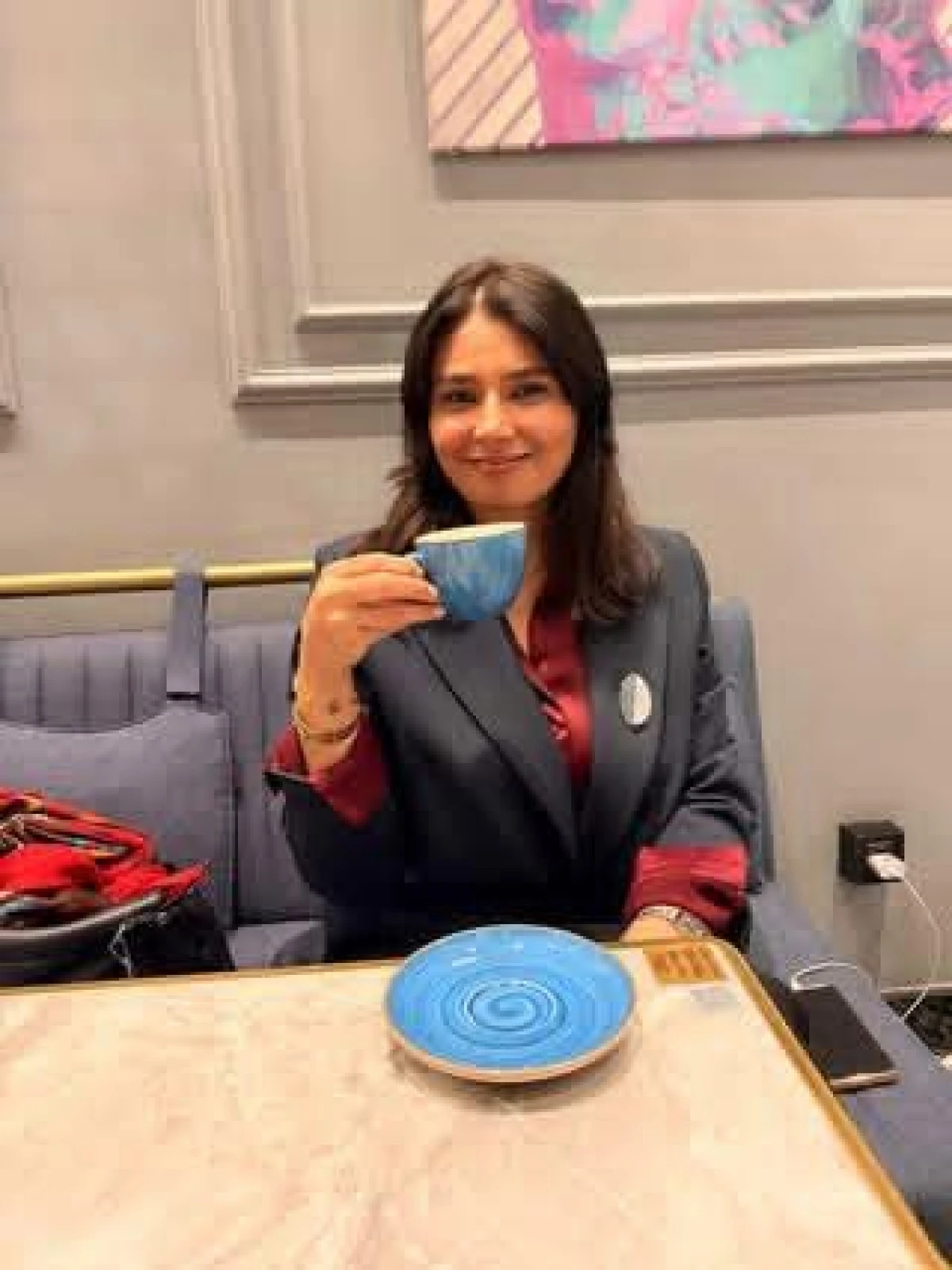 DİKKATİMİZ SESSİZCE YAĞMALANIYOR: PSİKOLOG G&Ouml;ZDE NUR UYSAL&rsquo;DAN "UYARAN &Ccedil;ILGINLIĞI" UYARISI